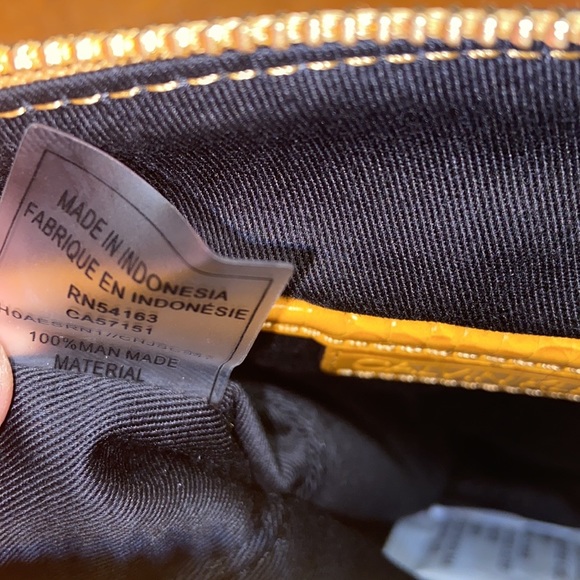 NWT🌼Calvin Klein Lock Embossed Crossbody Bucket - Picture 13 of 16